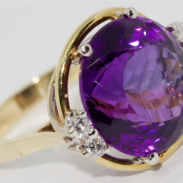 Ring Gelbgold mit großem Amethyst und Diamanten