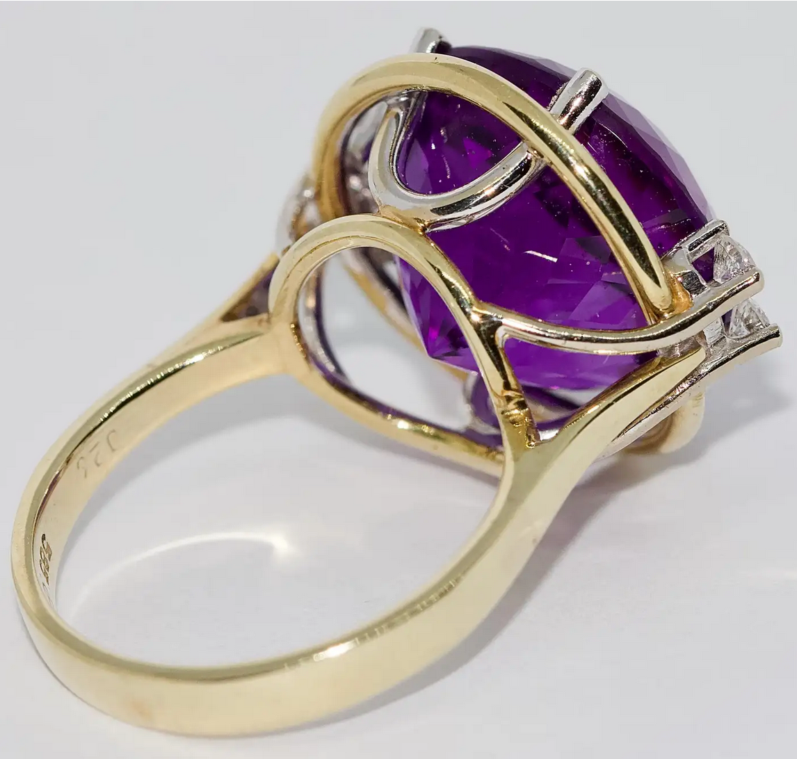 Ring Gelbgold mit großem Amethyst und Diamanten