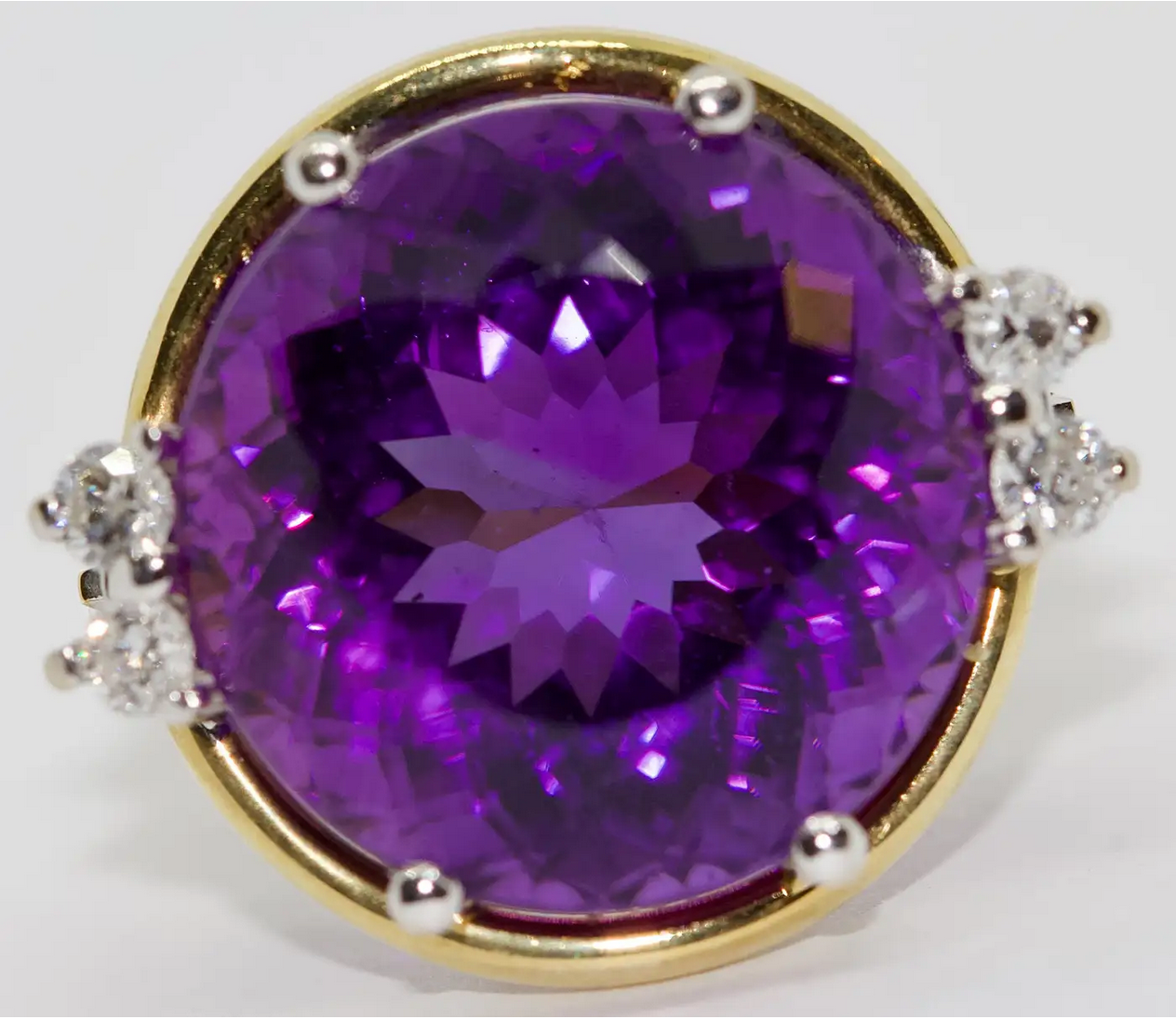 Ring Gelbgold mit großem Amethyst und Diamanten
