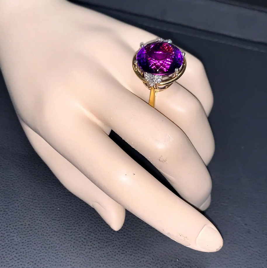 Ring Gelbgold mit großem Amethyst und Diamanten