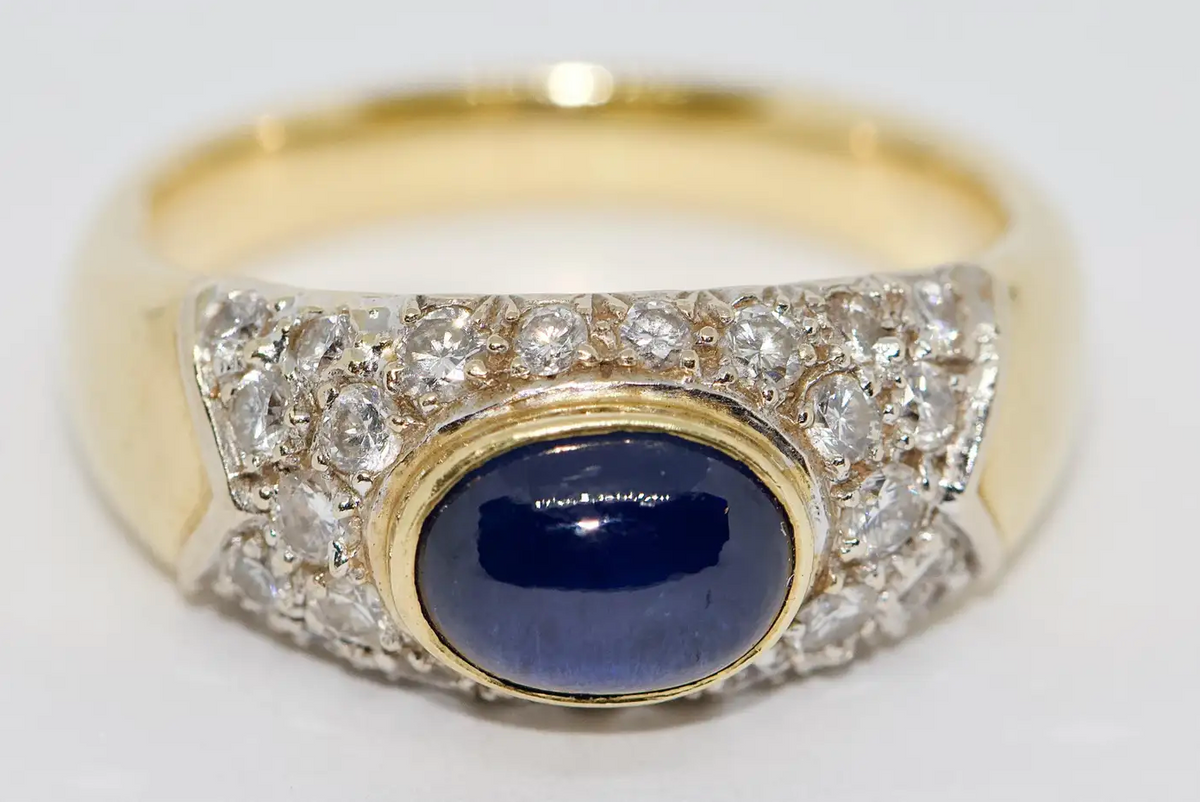 Ring aus 18 Karat Gelbgold mit 1,64 Karat Saphir und Diamanten