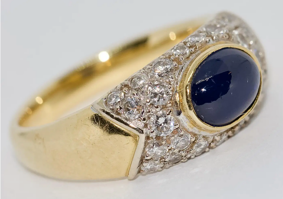 Ring aus 18 Karat Gelbgold mit 1,64 Karat Saphir und Diamanten