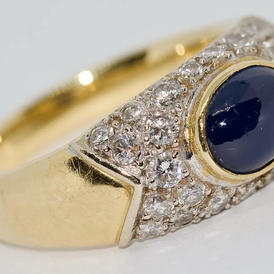 Ring aus 18 Karat Gelbgold mit 1,64 Karat Saphir und Diamanten