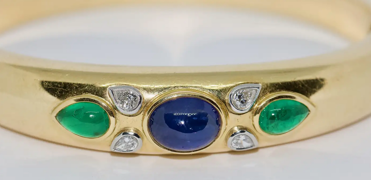 Armreif aus 18 Karat Gelbgold mit Diamanten, Saphir und Smaragden