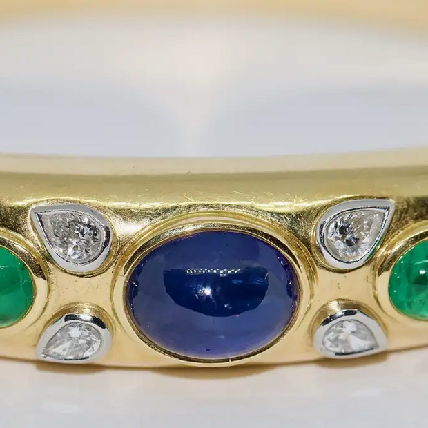 Armreif aus 18 Karat Gelbgold mit Diamanten, Saphir und Smaragden