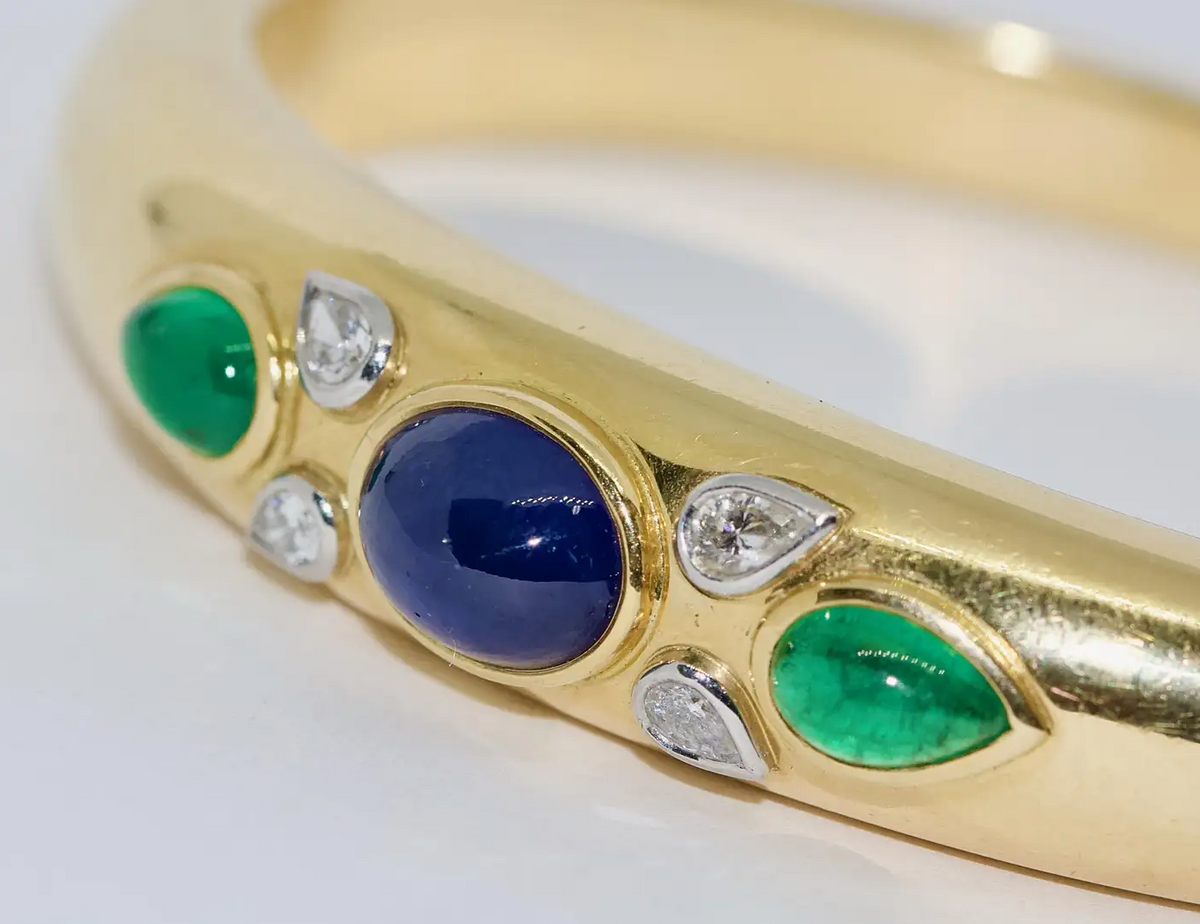 Armreif aus 18 Karat Gelbgold mit Diamanten, Saphir und Smaragden