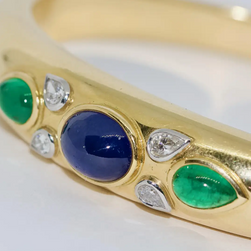 Armreif aus 18 Karat Gelbgold mit Diamanten, Saphir und Smaragden