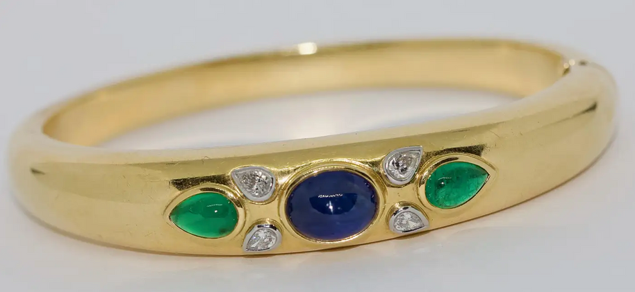 Armreif aus 18 Karat Gelbgold mit Diamanten, Saphir und Smaragden