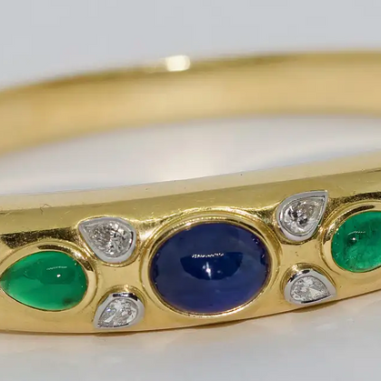 Armreif aus 18 Karat Gelbgold mit Diamanten, Saphir und Smaragden