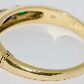 Armreif aus 18 Karat Gelbgold mit Diamanten, Saphir und Smaragden