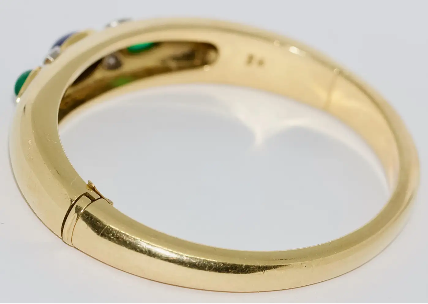 Armreif aus 18 Karat Gelbgold mit Diamanten, Saphir und Smaragden