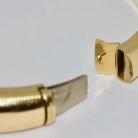 Armreif aus 18 Karat Gelbgold mit Diamanten, Saphir und Smaragden