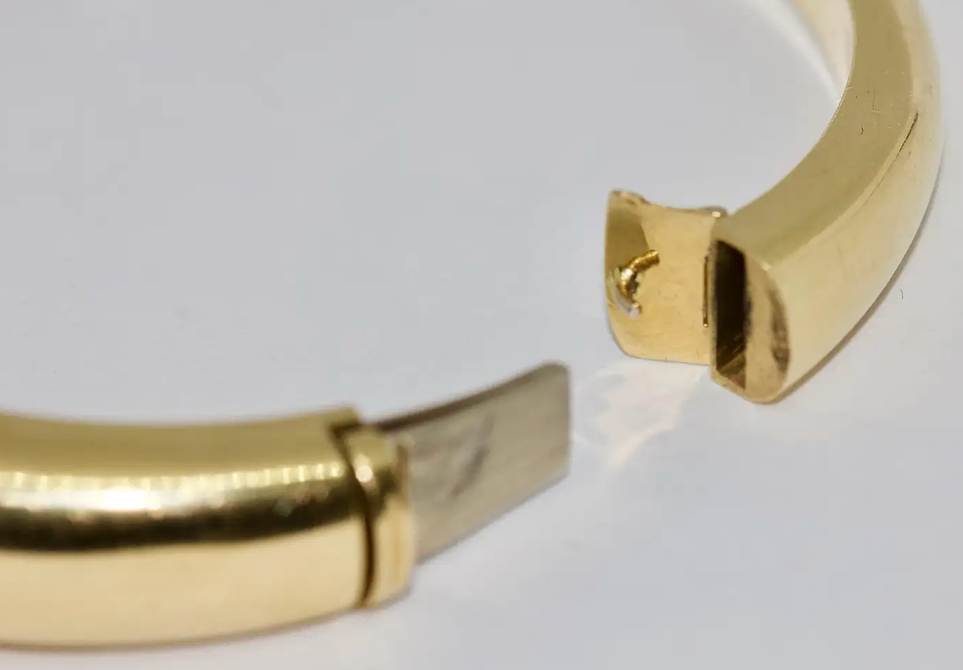 Armreif aus 18 Karat Gelbgold mit Diamanten, Saphir und Smaragden