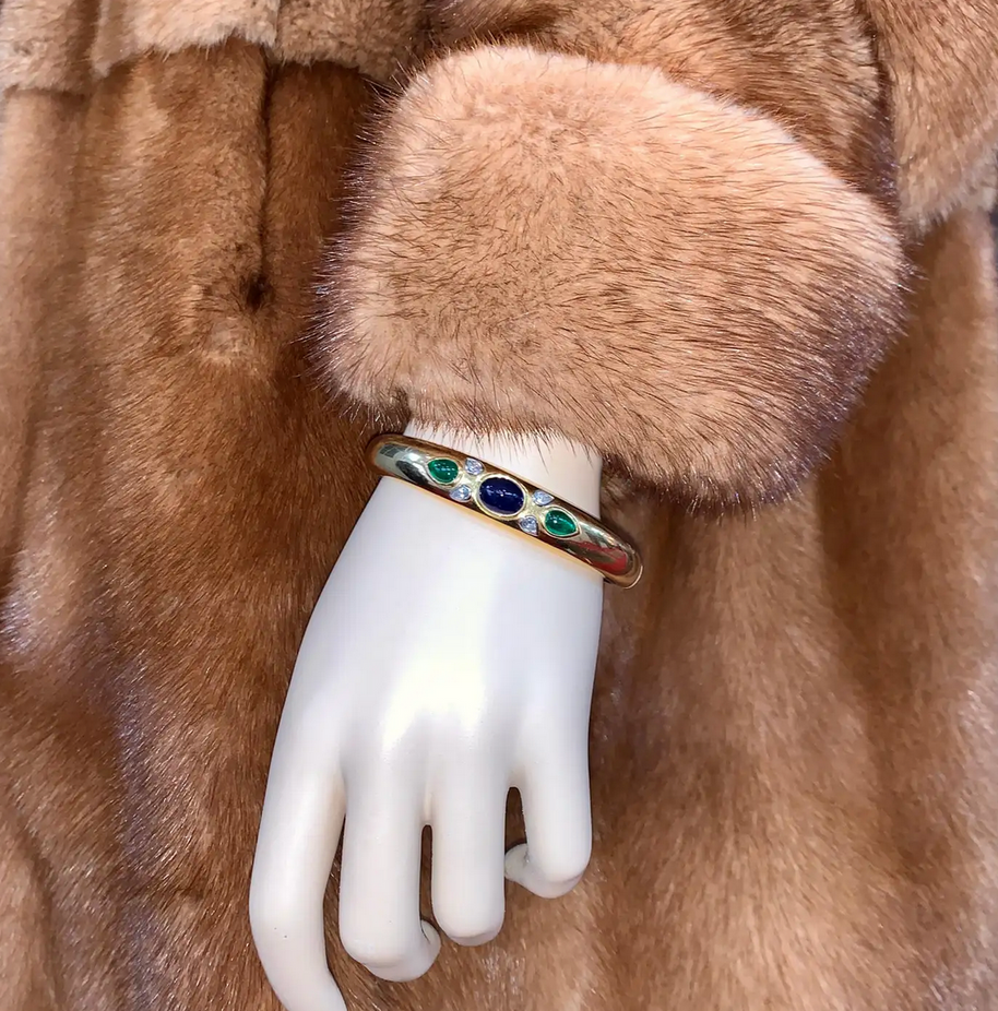 Armreif aus 18 Karat Gelbgold mit Diamanten, Saphir und Smaragden