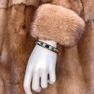 Armreif aus 18 Karat Gelbgold mit Diamanten, Saphir und Smaragden