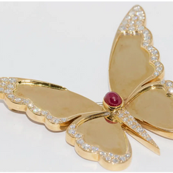 Große Schmetterlingsbrosche aus 18 Karat Gelbgold mit Diamanten und Rubin