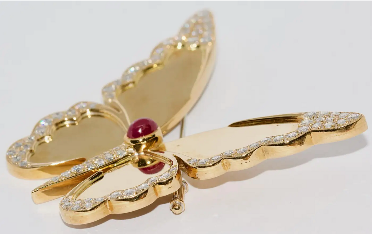 Große Schmetterlingsbrosche aus 18 Karat Gelbgold mit Diamanten und Rubin