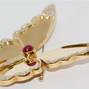 Große Schmetterlingsbrosche aus 18 Karat Gelbgold mit Diamanten und Rubin