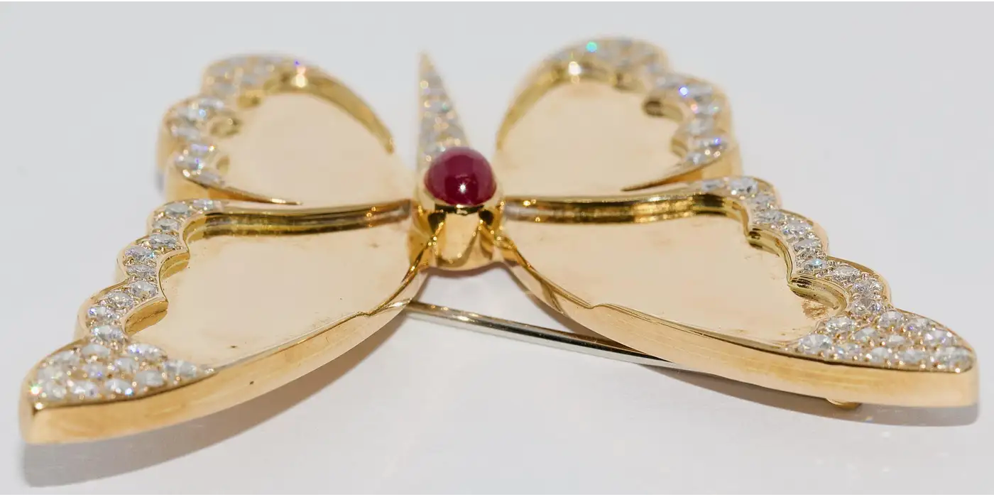 Große Schmetterlingsbrosche aus 18 Karat Gelbgold mit Diamanten und Rubin