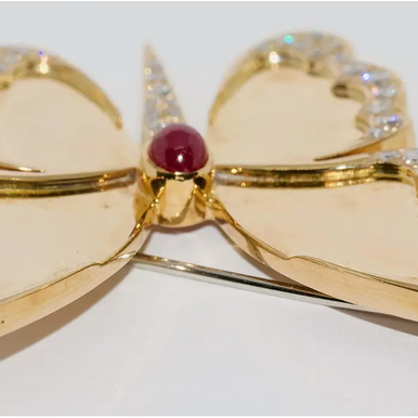 Große Schmetterlingsbrosche aus 18 Karat Gelbgold mit Diamanten und Rubin