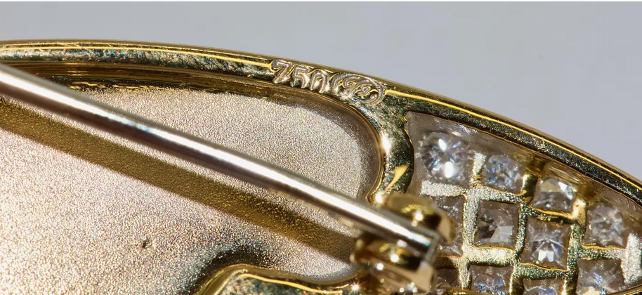 Große Schmetterlingsbrosche aus 18 Karat Gelbgold mit Diamanten und Rubin