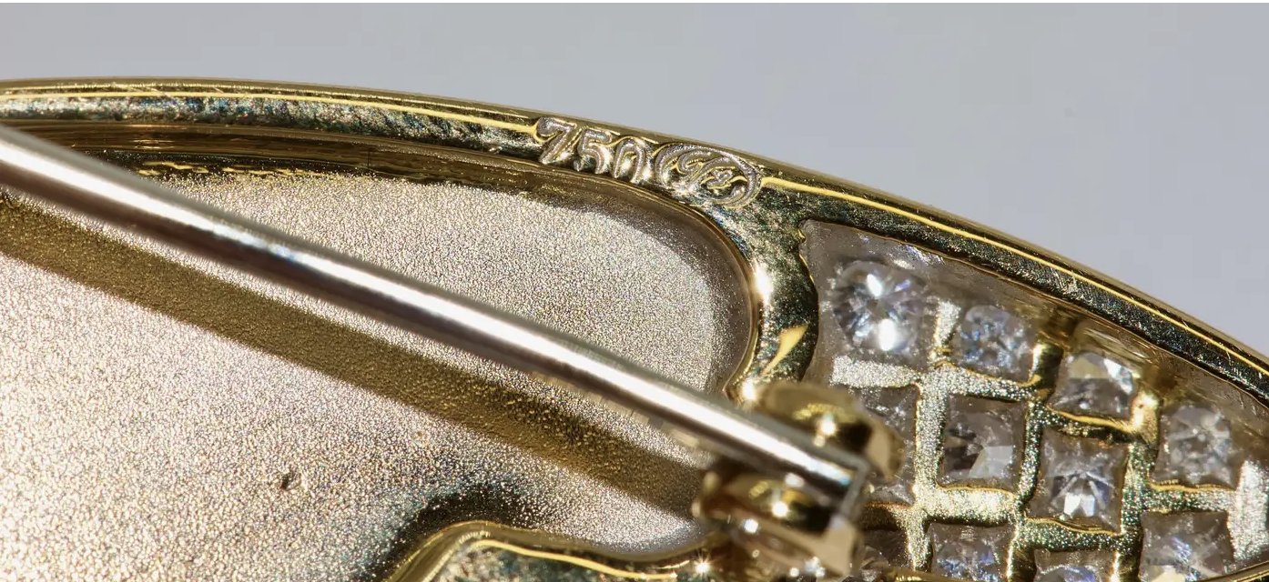 Große Schmetterlingsbrosche aus 18 Karat Gelbgold mit Diamanten und Rubin