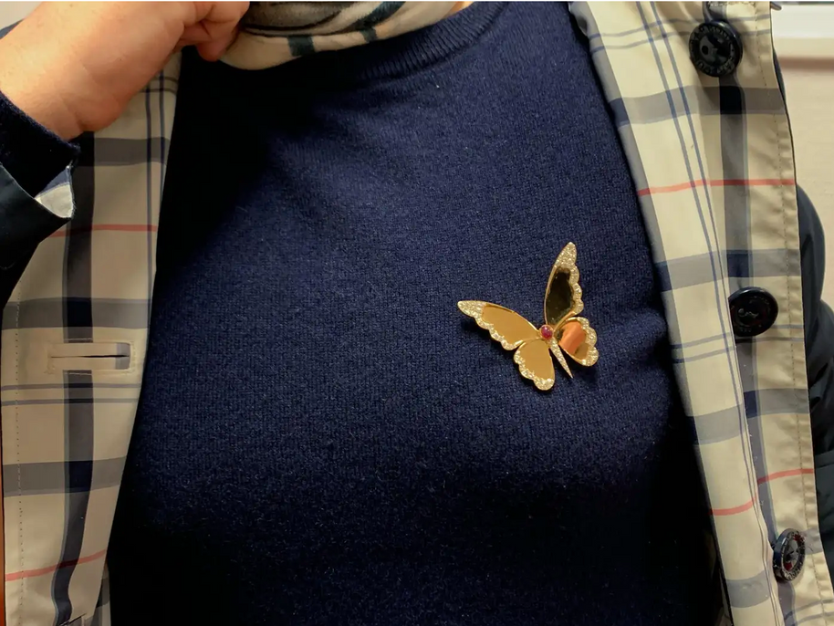 Große Schmetterlingsbrosche aus 18 Karat Gelbgold mit Diamanten und Rubin