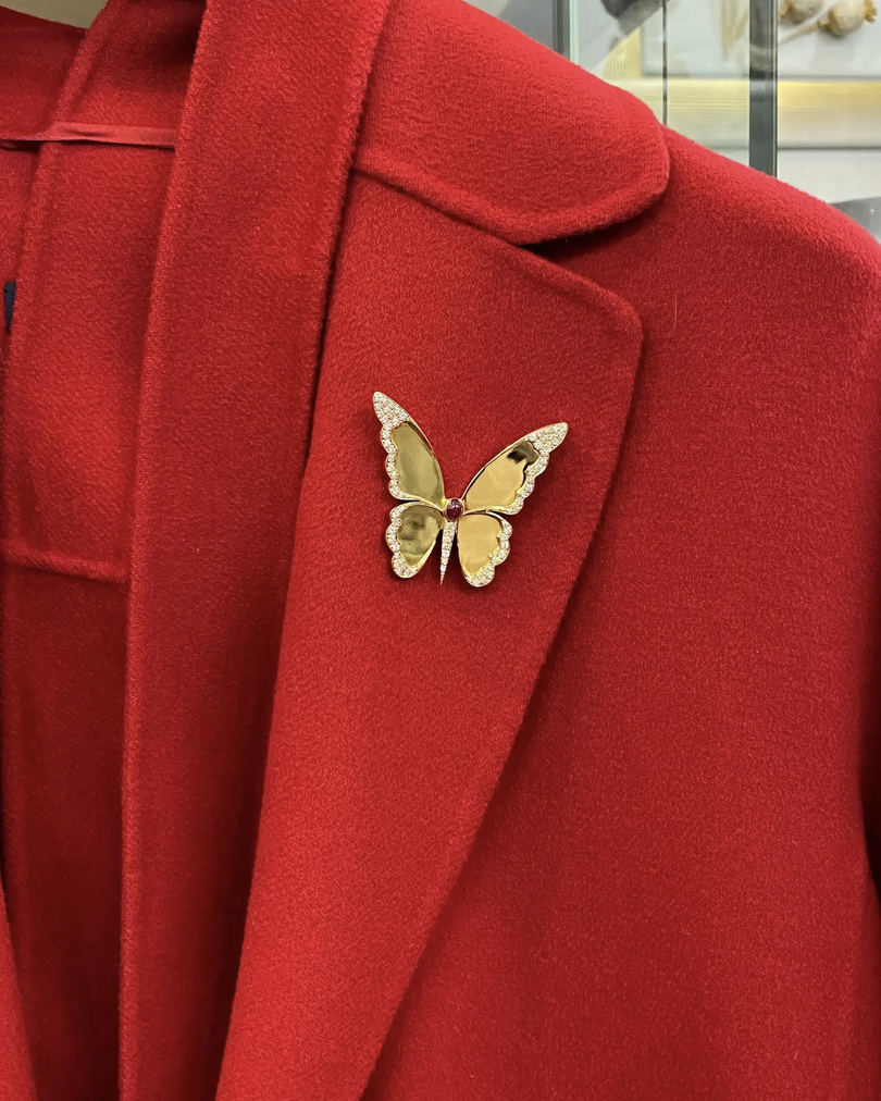 Große Schmetterlingsbrosche aus 18 Karat Gelbgold mit Diamanten und Rubin
