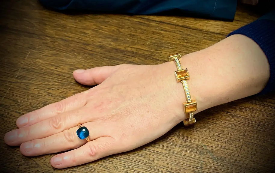 Armband aus 18 Karat Gelbgold mit Citrinen und 41 Diamanten