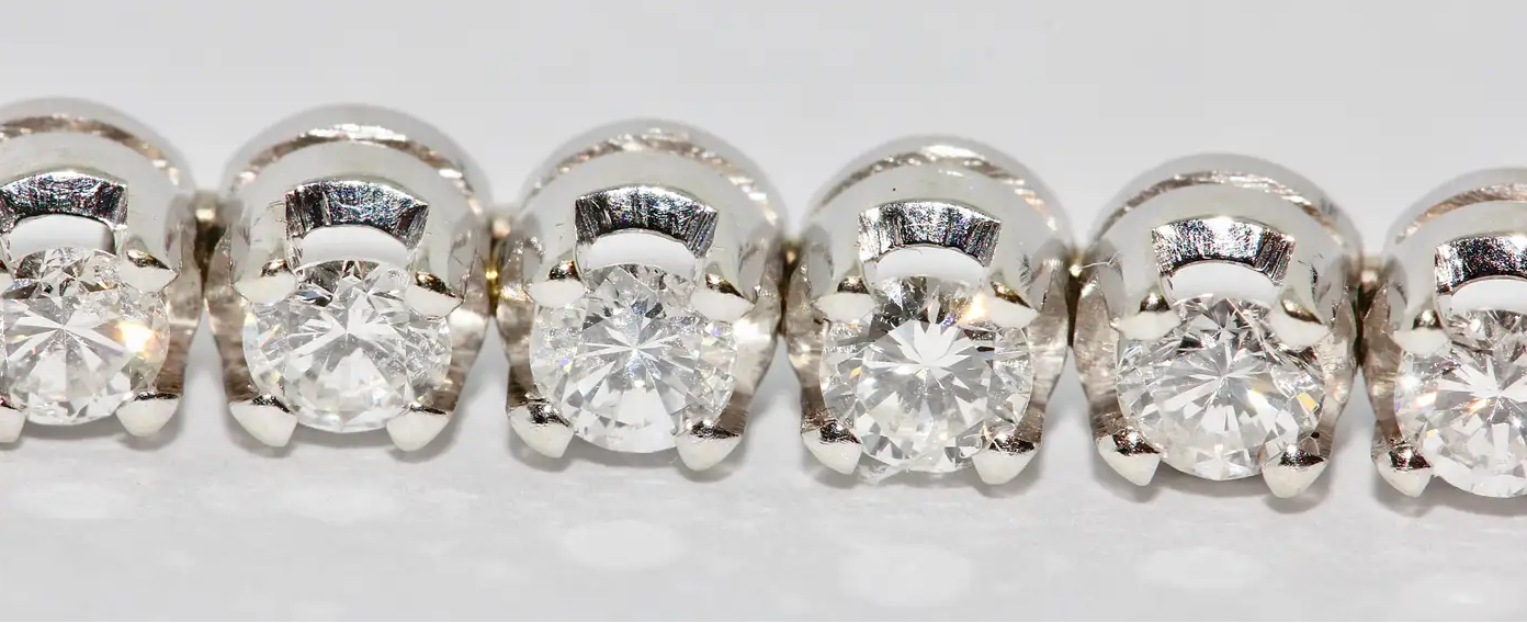 Tennisarmband aus 18 Karat Weißgold mit 41 Diamanten, ca. 4 Karat