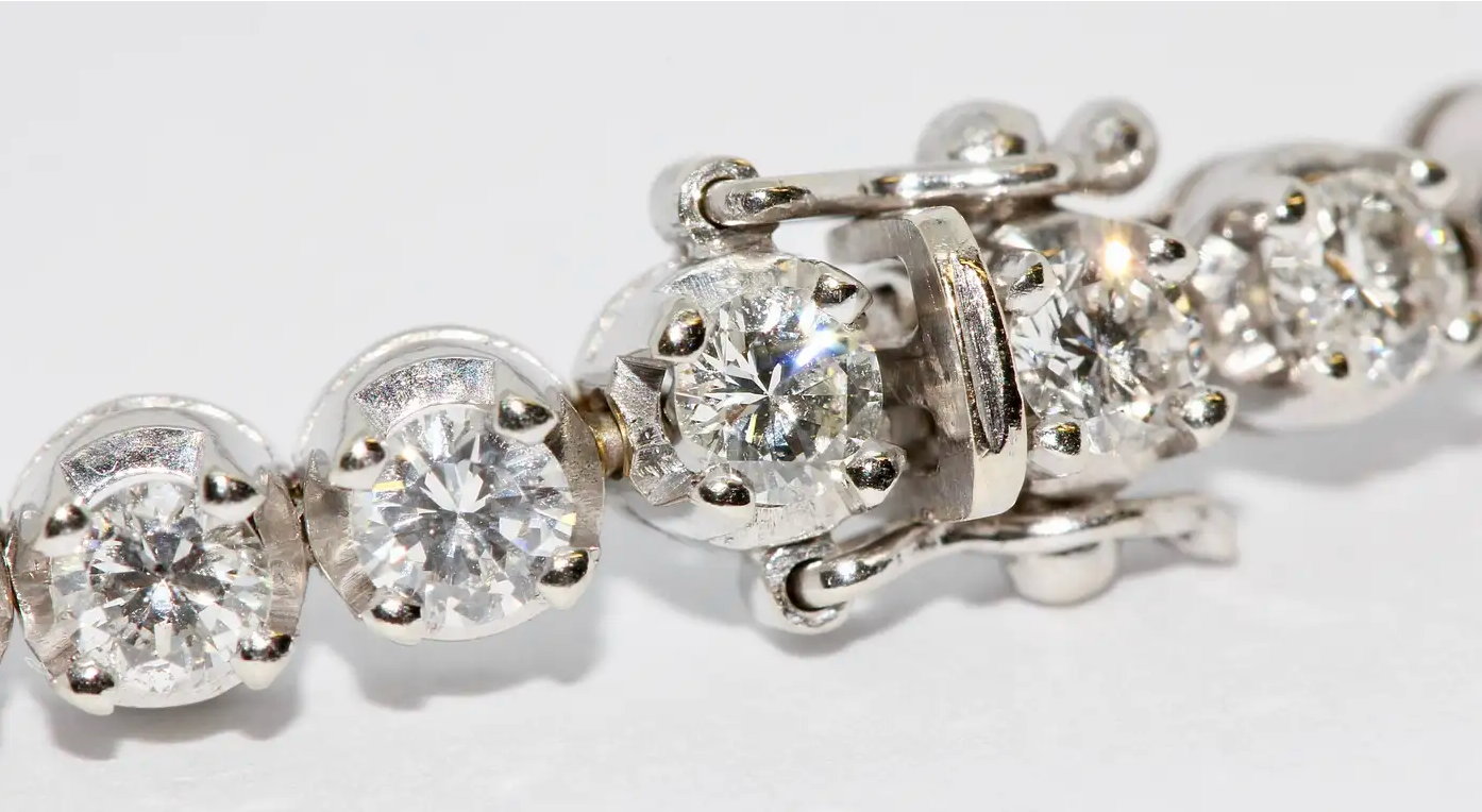 Tennisarmband aus 18 Karat Weißgold mit 41 Diamanten, ca. 4 Karat