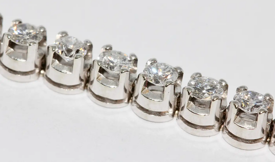 Tennisarmband aus 18 Karat Weißgold mit 41 Diamanten, ca. 4 Karat