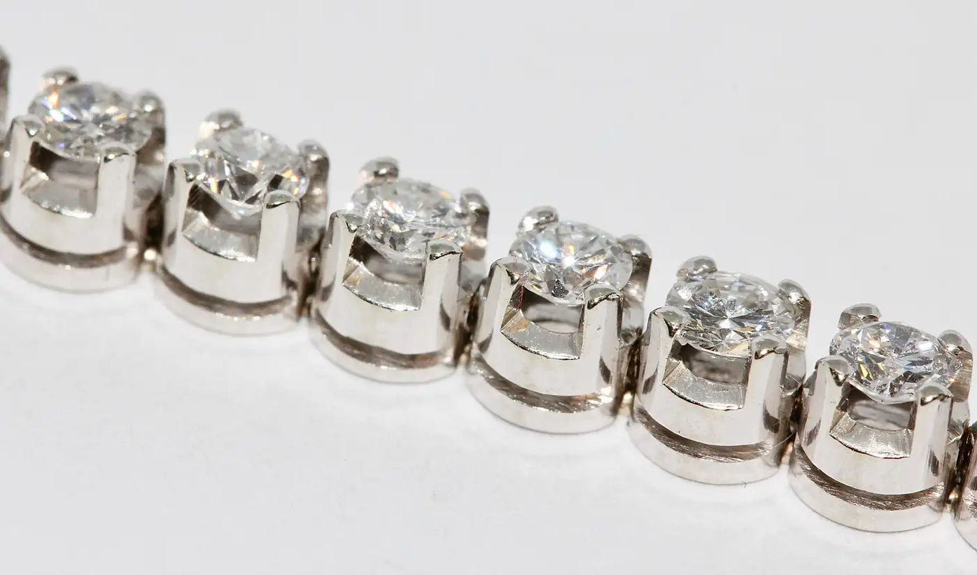 Tennisarmband aus 18 Karat Weißgold mit 41 Diamanten, ca. 4 Karat