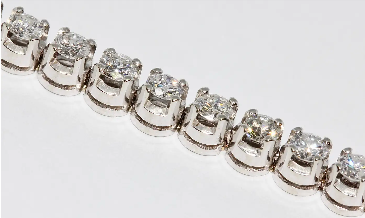 Tennisarmband aus 18 Karat Weißgold mit 41 Diamanten, ca. 4 Karat