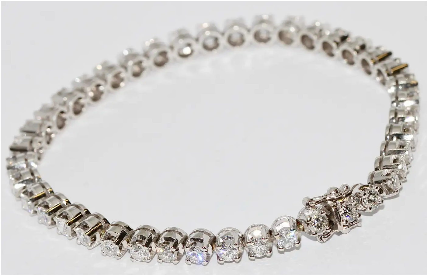 Tennisarmband aus 18 Karat Weißgold mit 41 Diamanten, ca. 4 Karat