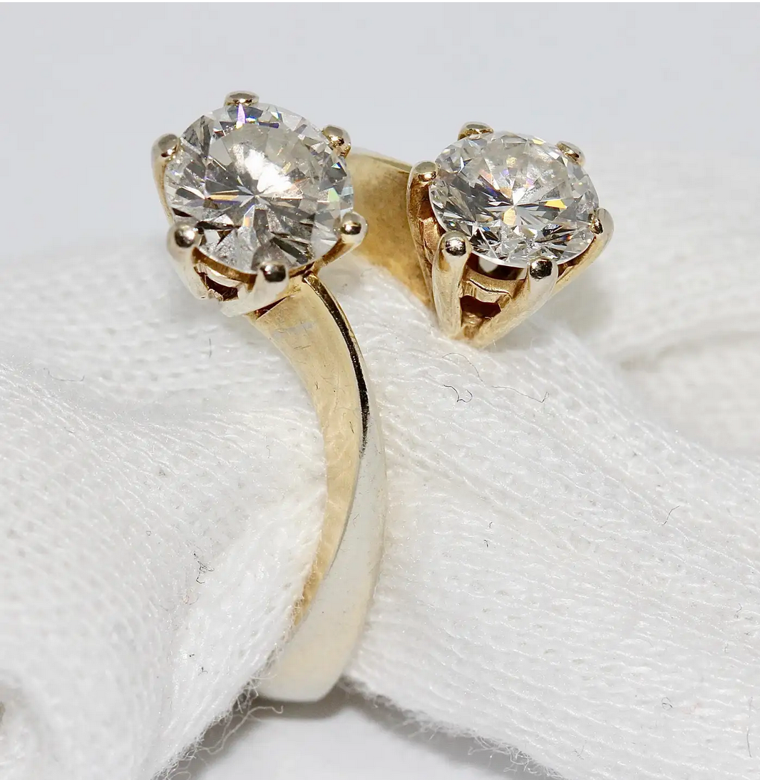 Toi-et-Moi-Ring aus 18 Karat Gelbgold mit zwei Diamanten von zusammen ca. 2,1 Karat
