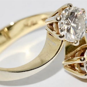 Toi-et-Moi-Ring aus 18 Karat Gelbgold mit zwei Diamanten von zusammen ca. 2,1 Karat