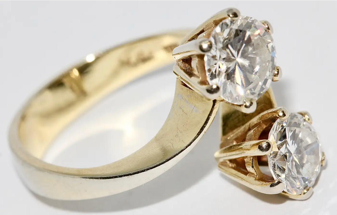 Toi-et-Moi-Ring aus 18 Karat Gelbgold mit zwei Diamanten von zusammen ca. 2,1 Karat