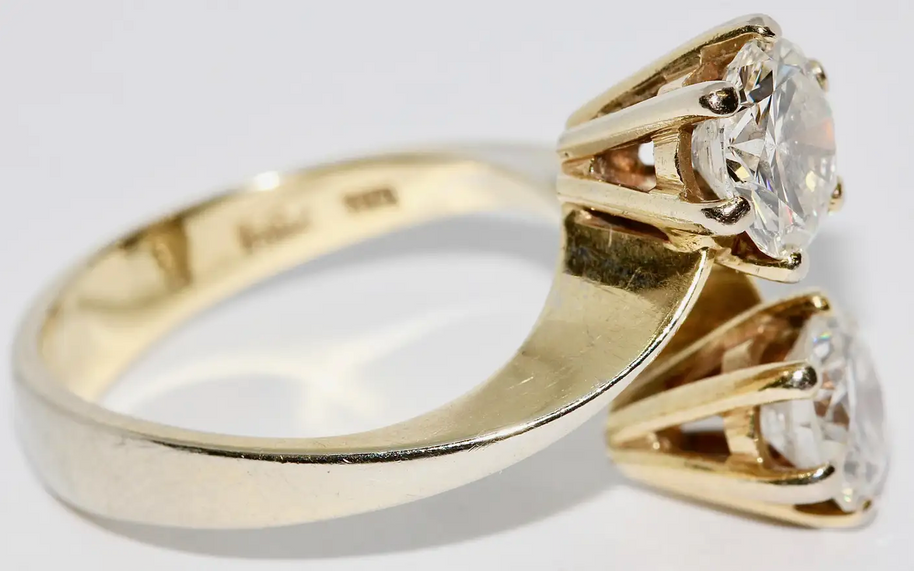 Toi-et-Moi-Ring aus 18 Karat Gelbgold mit zwei Diamanten von zusammen ca. 2,1 Karat