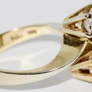 Toi-et-Moi-Ring aus 18 Karat Gelbgold mit zwei Diamanten von zusammen ca. 2,1 Karat