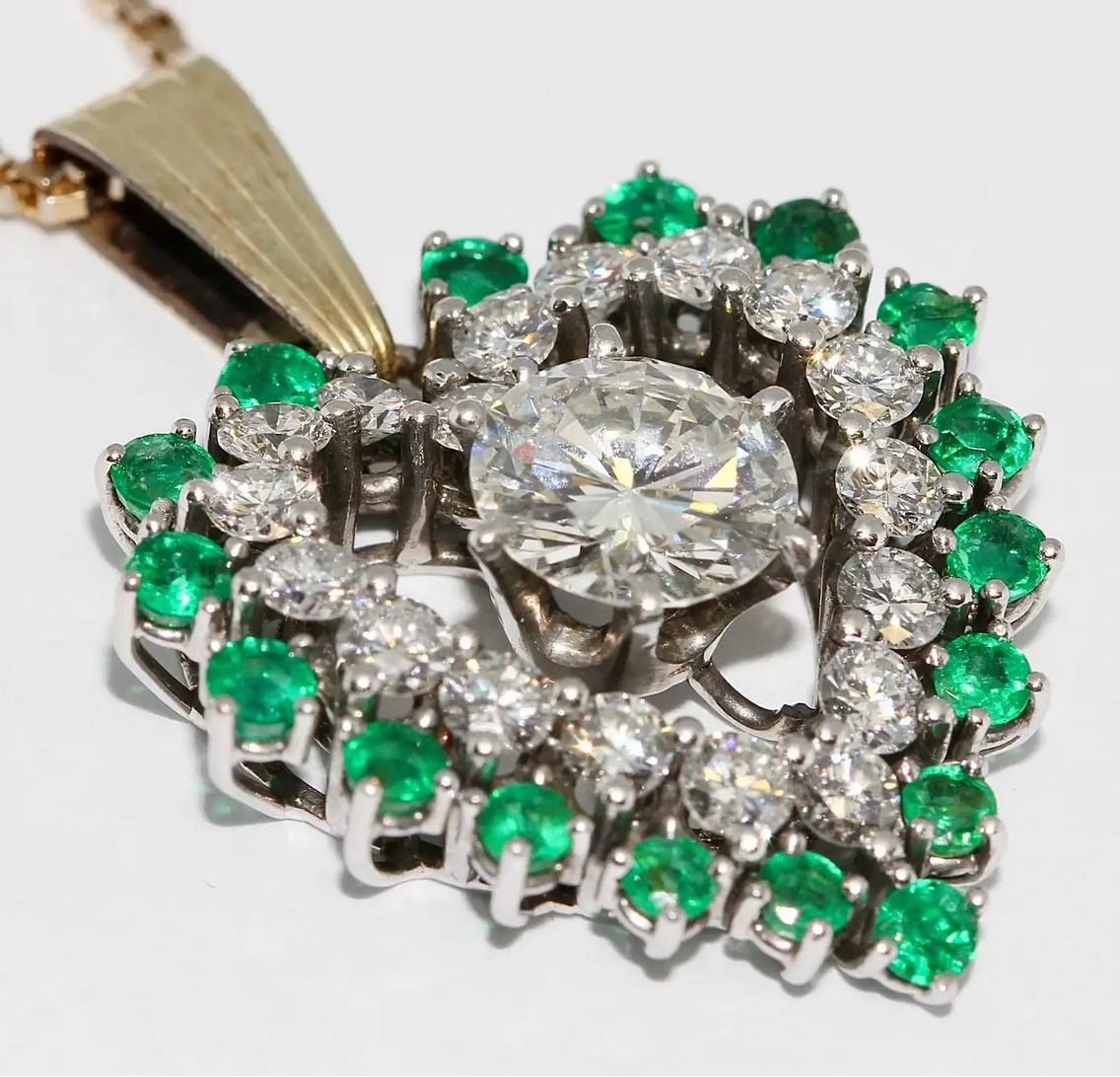 Herzanhänger aus 18 Karat Gold mit Diamanten und Smaragden – großer Solitär