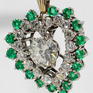 Herzanhänger aus 18 Karat Gold mit Diamanten und Smaragden – großer Solitär