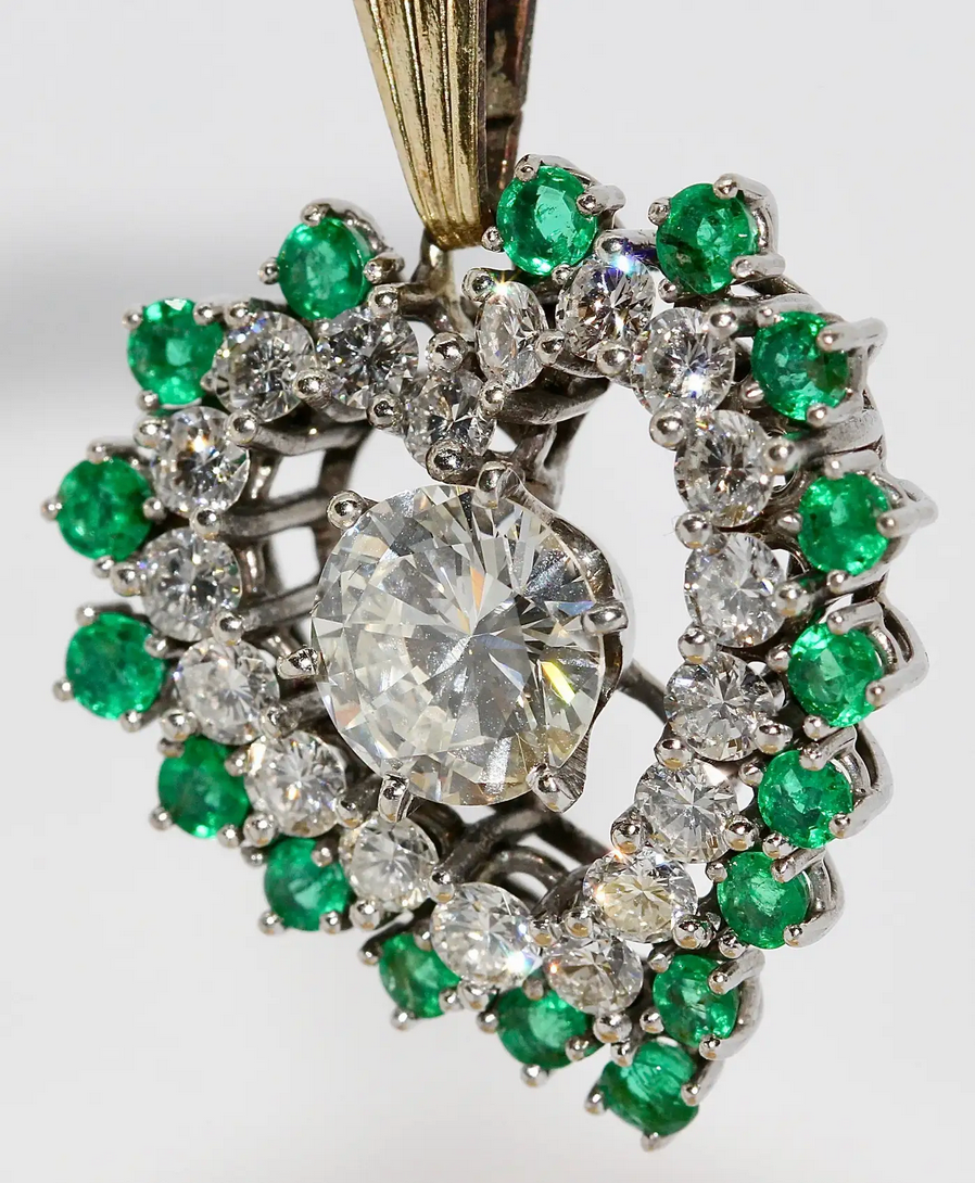 Herzanhänger aus 18 Karat Gold mit Diamanten und Smaragden – großer Solitär