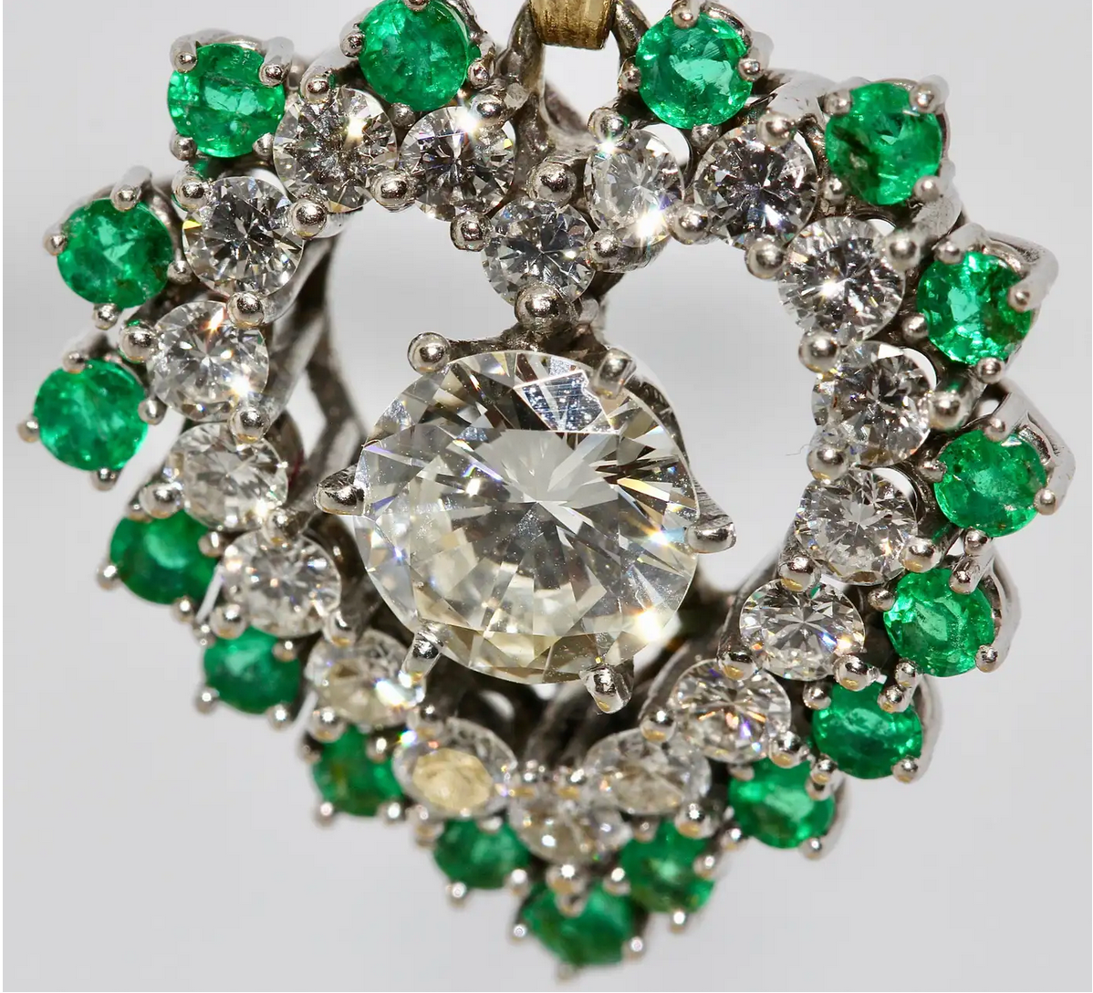 Herzanhänger aus 18 Karat Gold mit Diamanten und Smaragden – großer Solitär