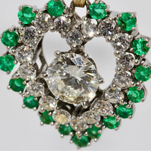 Herzanhänger aus 18 Karat Gold mit Diamanten und Smaragden – großer Solitär