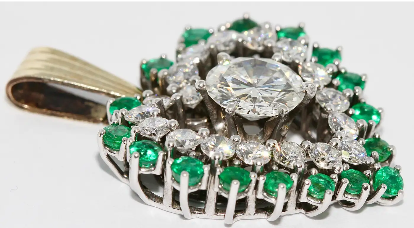 Herzanhänger aus 18 Karat Gold mit Diamanten und Smaragden – großer Solitär