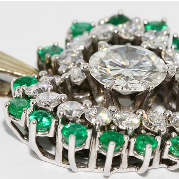 Herzanhänger aus 18 Karat Gold mit Diamanten und Smaragden – großer Solitär