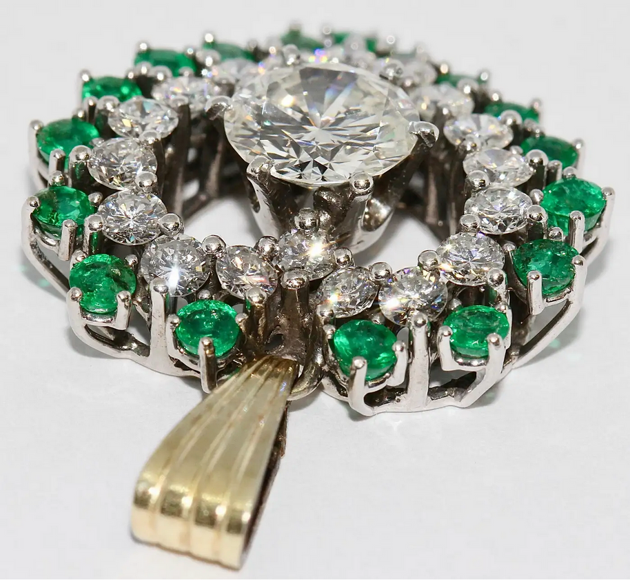 Herzanhänger aus 18 Karat Gold mit Diamanten und Smaragden – großer Solitär