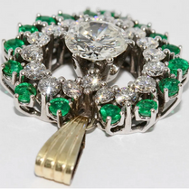 Herzanhänger aus 18 Karat Gold mit Diamanten und Smaragden – großer Solitär