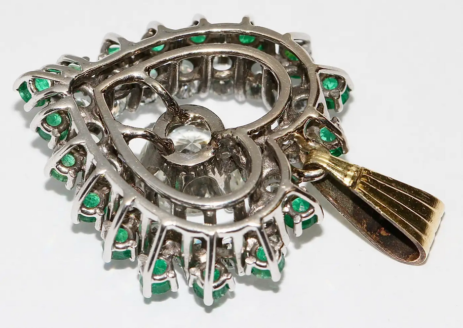Herzanhänger aus 18 Karat Gold mit Diamanten und Smaragden – großer Solitär